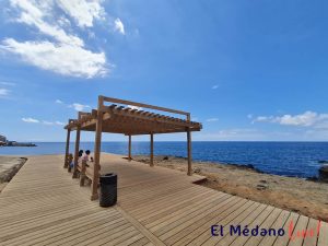 Área de descanso con vistas al mar en paseo marítimo en Los Abrigos hacia Playa de San Blas, Tenerife Sur