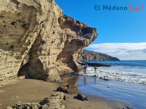 Bañistas junto a rocas en Playa de Montaña Pelada en El Médano, Tenerife Sur