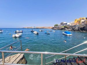 Grupo de embarcaciones y bañistas en puerto de Los Abrigos, Granadilla de Abona, Tenerife Sur