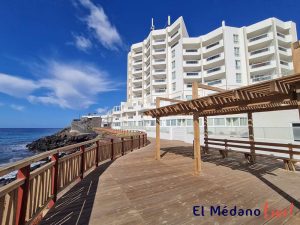 Mirador en paseo marítimo de madera Los Abrigos a Playa San Blas, junto a Hotel Tenerife Golf