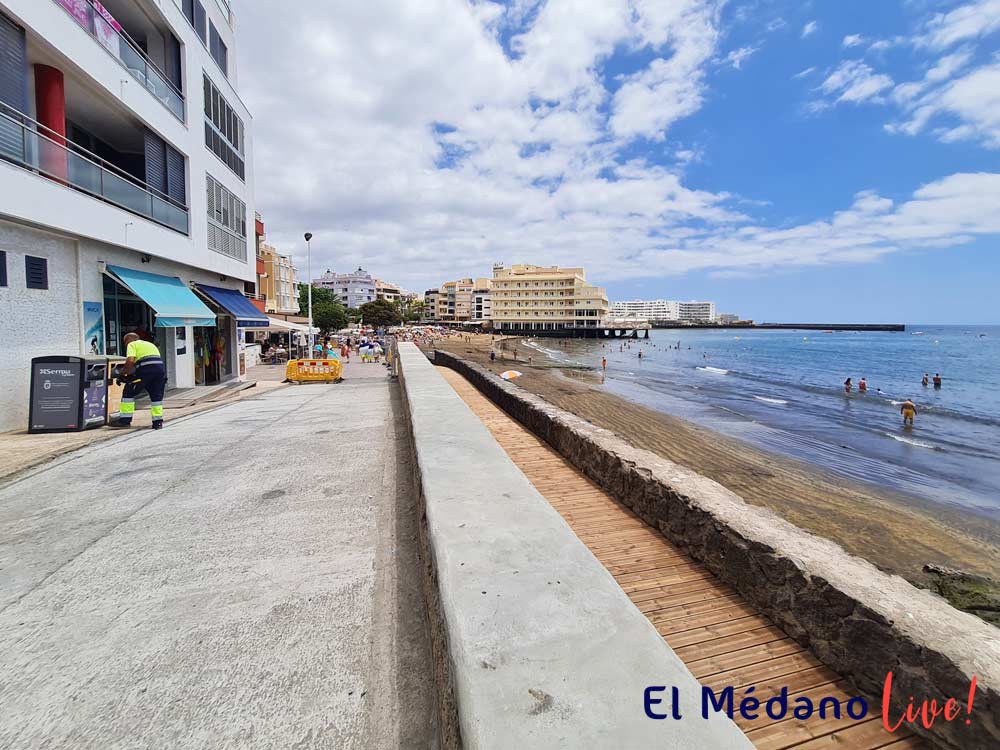 Paseo de madera en El Médano junto a playa principal y el Hotel Médano al fondo, Granadilla de Abona, Tenerife Sur