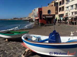 Playa Chica junto a calle con negocios varios en El Médano, Tenerife