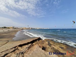 Playa Leocadio Machado en el Médano con Kitesurfistas Tenerife