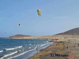 Vista de Playa Leocadio Machado en El Médano con Kitesurfistas