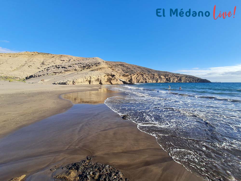 Playa de Montaña Pelada con bañistas en El Médano, Tenerife Sur