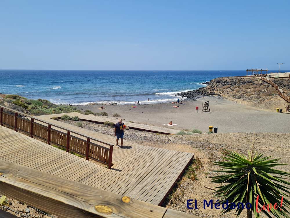 Playa de Los Abrigos con acceso-paseo de madera en Granadilla de Abona, Tenerife Sur