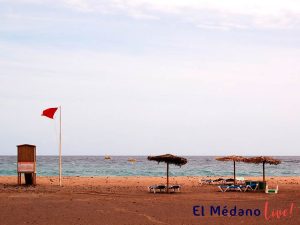 Playa de la Tejita con sombrillas y tumbonas, El Médano