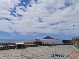 Vista de Playa del Cabezo con Montaña Roja en horizonte, El Médano, Tenerife