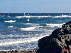 Windsurfistas en Playa del Cabezo en El Médano, Tenerife