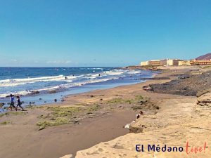 Windsurfistas y gente en Playa La Jaquita, El Médano